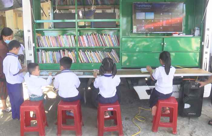 Mỹ Xuyên: Chuyến xe thư viện lưu động đa phương tiện mang ánh sáng tri thức phục vụ học sinh