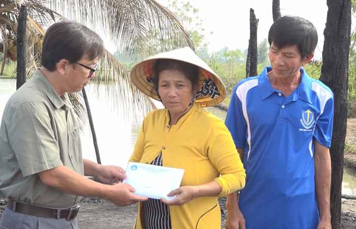 Mỹ Xuyên hỗ trợ 50 triệu đồng cho hộ bị hỏa hoạn ở xã Hoà Tú 1 