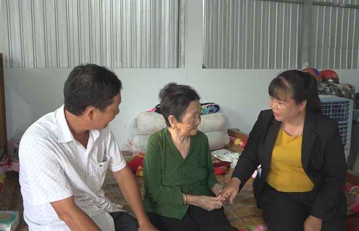 Mỹ Xuyên: Hội Liên hiệp Phụ nữ thăm, tặng quà nhân dịp 20-10