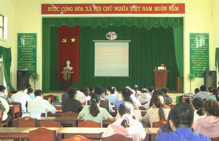 Mỹ Xuyên bồi dưỡng nhận thức về Đảng cho công chức, viên chức, đoàn viên, hội viên ưu tú