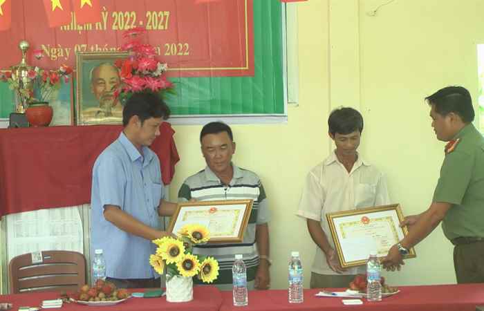 Mỹ Xuyên khen thưởng 2 cá nhân phòng, chống tội phạm