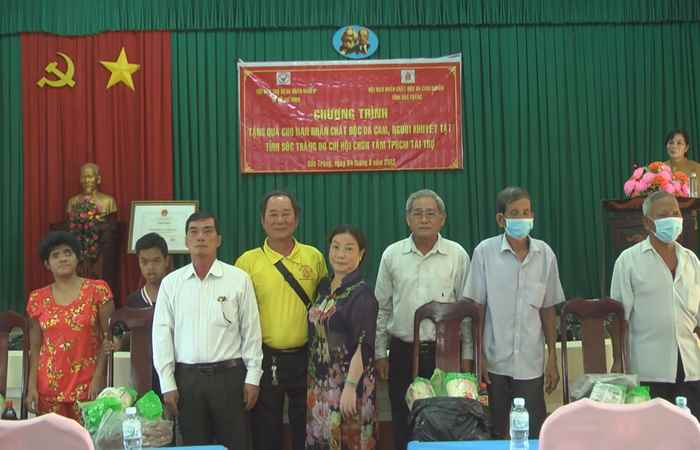 Mạnh Thường quân tặng quà cho nạn nhân chất độc Da cam dioxin ở Mỹ Xuyên