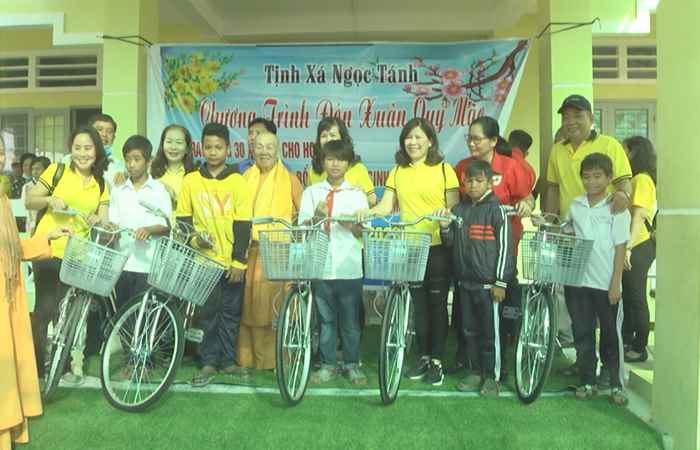 Mỹ Xuyên: Hội Chữ thập đỏ trao xe đạp, tặng quà cho học sinh có hoàn cảnh khó khăn