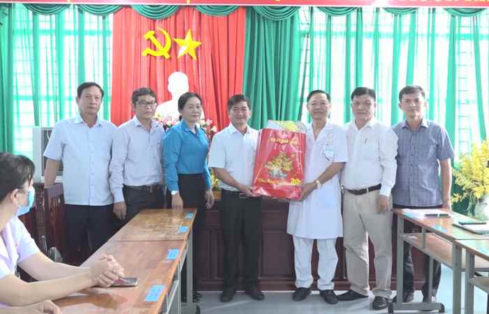 Ngã Năm: Bí thư Thị ủy thăm, chúc Tết Trung tâm Y tế và Ban Vhỉ huy quân sự thị xã