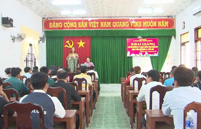 Ngã Năm bồi dưỡng chính trị cho đảng viên mới