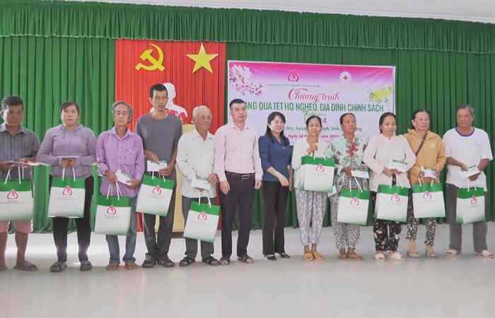 Kế Sách: Ngân hàng CSXH tỉnh Sóc Trăng tặng quà Tết cho hộ nghèo  