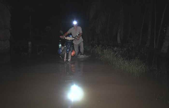 Người dân sống ven sông ở Vĩnh Châu vất vả vì triều cường