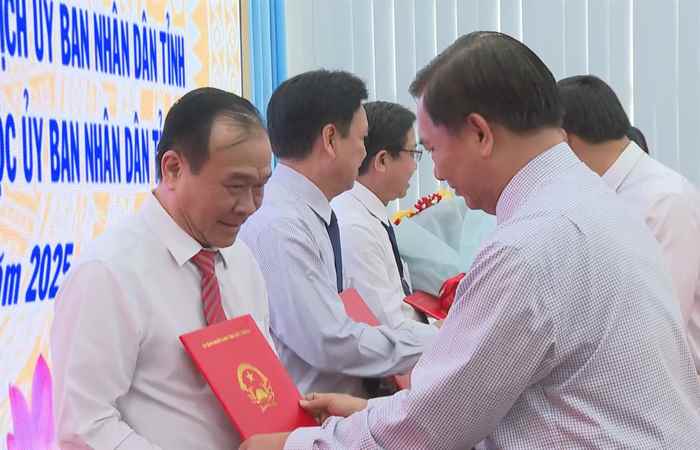 Sóc Trăng công bố các quyết định về tổ chức bộ máy các cơ quan chuyên môn (24-02-2025)