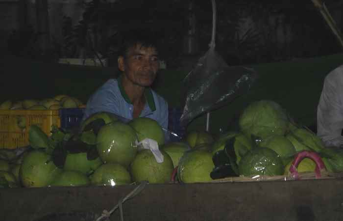 Nhộn nhịp chợ Tết trên chợ nổi Ngã Năm