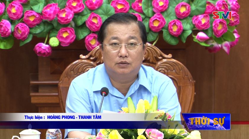 Chủ tịch UBND tỉnh Sóc Trăng nghe báo cáo phương án xây dựng trụ sở Công an xã và lắp đặt camera giám sát trên địa bàn tỉnh.