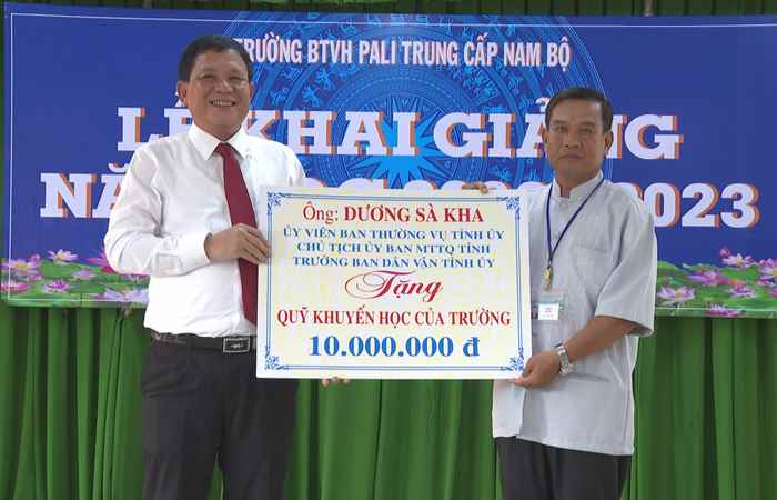Chủ tịch Uỷ bạn MTTQ Việt Nam tỉnh Sóc Trăng dự lễ khai giảng năm học mới tại trường BTVH Pali Trung cấp Nam Bộ 