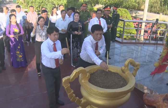 Cù Lao Dung dâng hương, thắp nến tri ân các Anh hùng Liệt sĩ