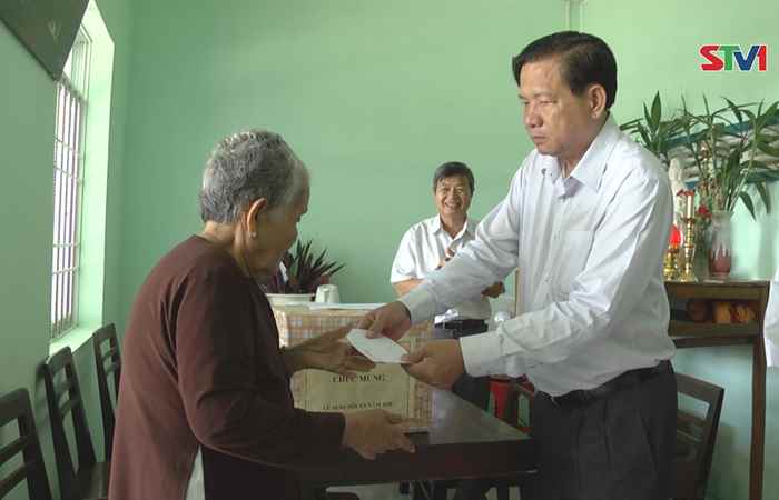 Phó Bí thư Thường trực Tỉnh ủy Sóc Trăng Huỳnh Văn Sum thăm, tặng quà dịp Lễ Sen Đôn ta  