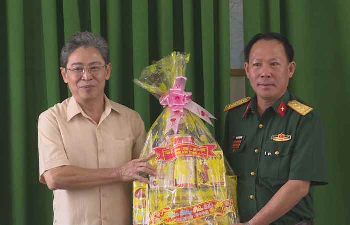 Ông Lê Thành Trí, Phó Chủ tịch thường trực UBND tỉnh chúc Tết ở Mỹ Xuyên