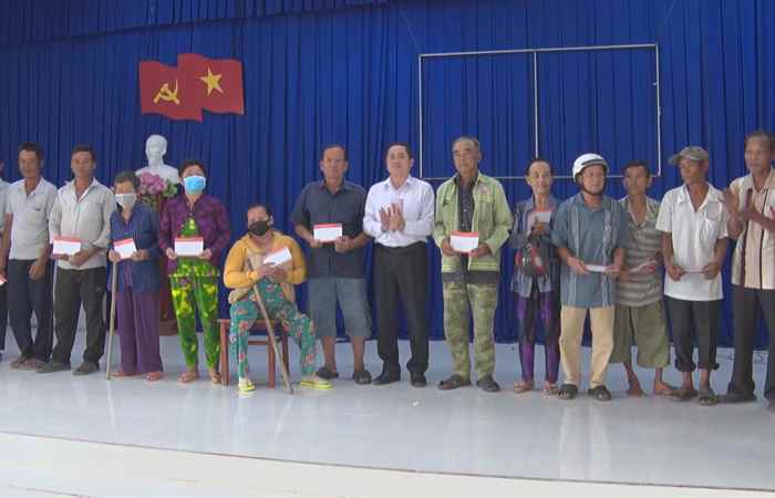 Bí thư Thị ủy Vĩnh Châu tặng quà cho hộ nghèo phường Khánh Hoà