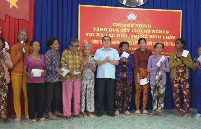 Vĩnh Châu: Bí thư Thị uỷ trao tặng 200 phần quà Tết cho hộ nghèo