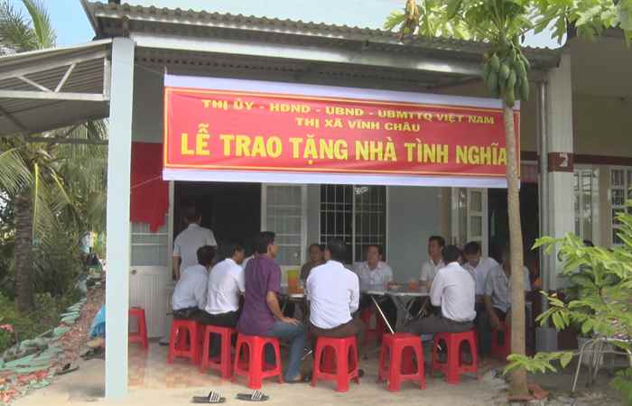 Bí thư Thị ủy Vĩnh Châu đến thăm, trao nhà tình nghĩa cho gia đình chính sách