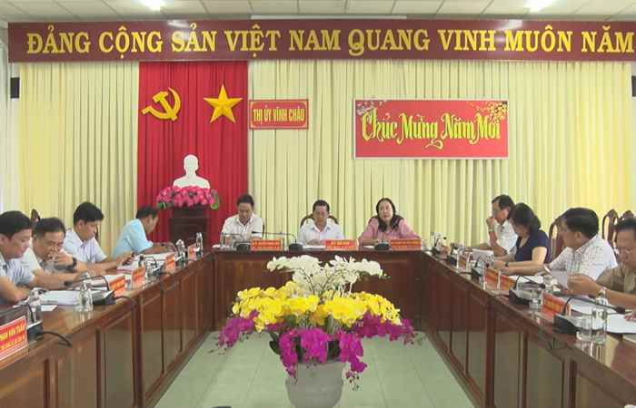Bí thư Thị ủy Vĩnh Châu nghe báo cáo công tác trao quà Tết, bắn pháo hoa đêm giao thừa và công tác tuyển quân năm 2023