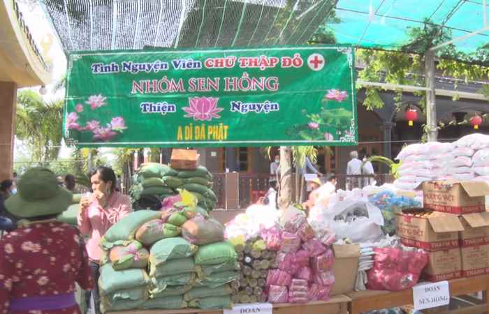 Vĩnh Châu: Tịnh xã Ngọc Châu Như phát quà cho người khiếm thị 