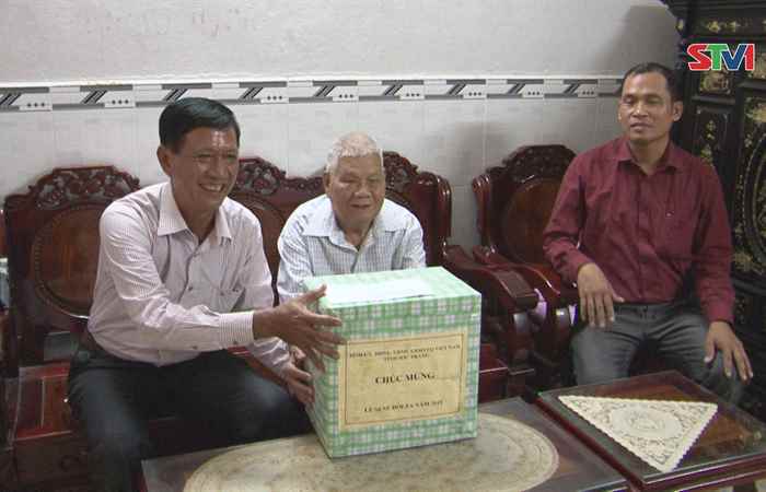 Lãnh đạo tỉnh Sóc Trăng thăm các gia đình chính sách và cán bộ hưu trí tại thành phố Cần Thơ  