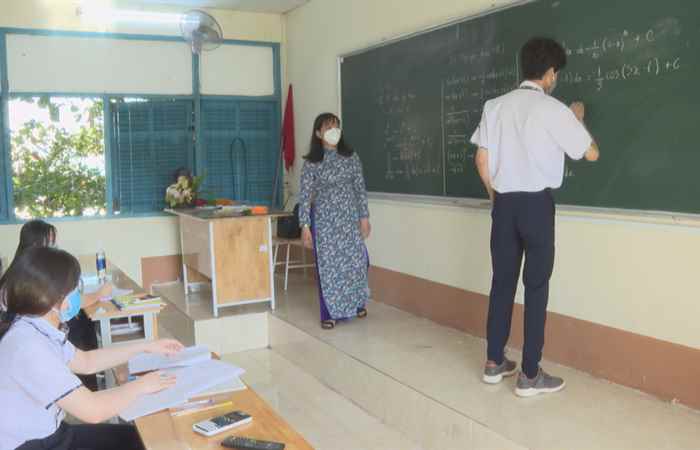 Ngày đầu trở lại trường của học sinh THPT