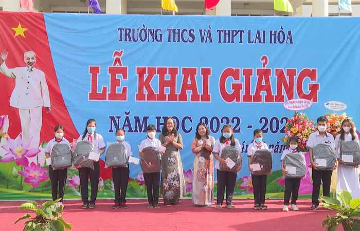 Phó Bí thư Thường trực Tỉnh ủy Sóc Trăng dự khai giảng năm học mới tại trường THCS và THPT Lai Hoà