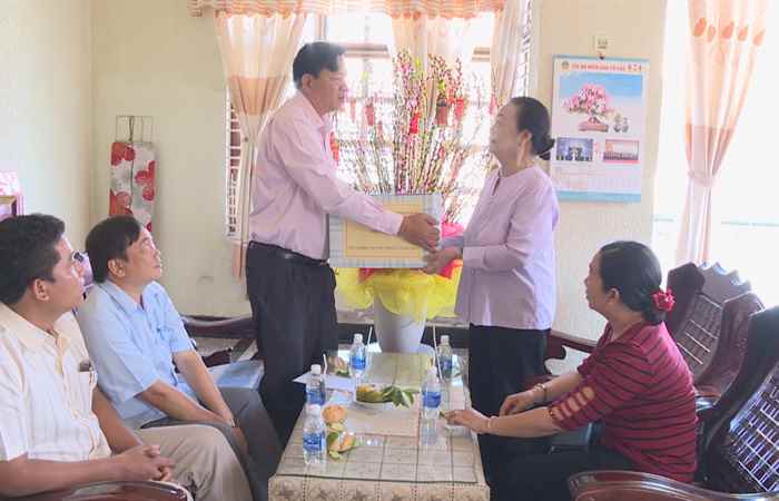 Phó Bí thư Thường trực Tỉnh ủy Sóc Trăng thăm, tặng quà cán bộ hưu trí, gia đình chính sách tại TP. Cần Thơ  
