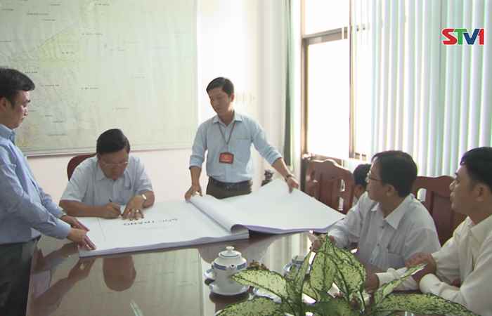 Phó Chủ tịch UBND tỉnh Sóc Trăng Lê Văn Hiểu ký pháp lý bộ hồ sơ, bản đồ địa giới hành chính giáp ranh giữa tỉnh Sóc Trăng với tỉnh Hậu Giang