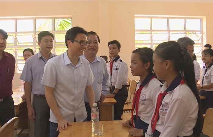 Phó Thủ tướng Chính phủ Vũ Đức Đam thăm Trường phổ thông Dân tộc nội trú Thạnh Phú