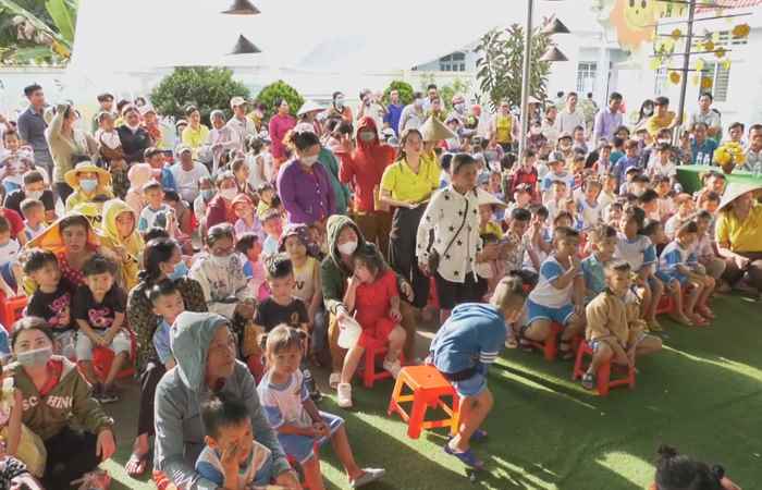 Kế Sách: Phòng LĐ,TB&XH tặng 400 phần quà Trung thu cho trẻ em nghèo