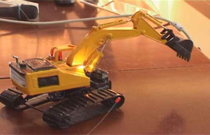 Phóng sự - Chàng trai khuyết tật với những mô hình sáng tạo