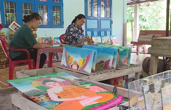   Nghề vẽ tranh trên kính ở Phú Tân, Sóc Trăng sắp mai một  