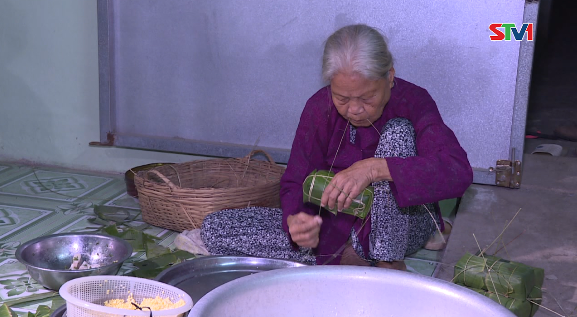 Phóng sự Thương sao Bánh Tét Nội gói