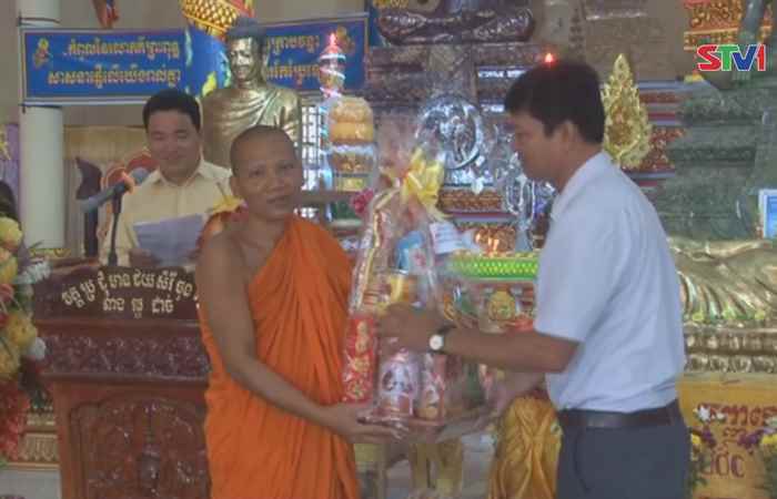 Sene Dolta đầm ấm với đồng bào Khmer xã Liêu Tú.