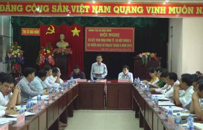 UBND thị xã Ngã Năm Sơ kết kinh tế - xã hội tháng 5