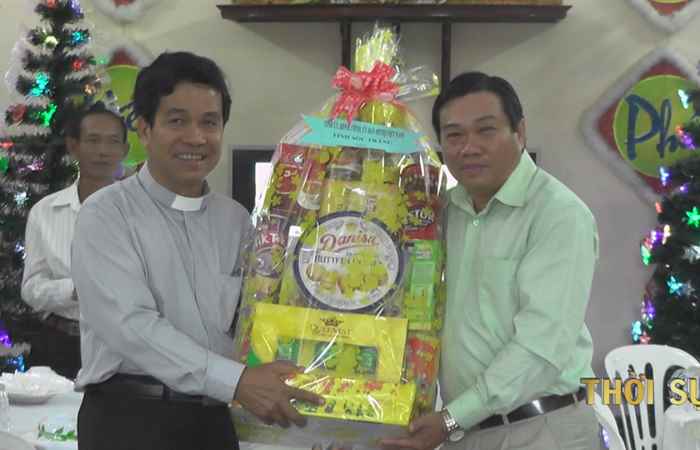 Sở Nội vụ Sóc Trăng chúc mừng Giáng Sinh tại huyện Châu Thành