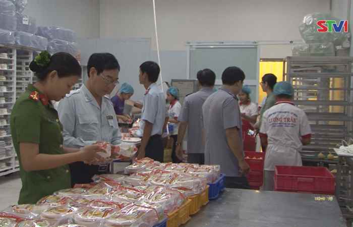 Sóc Trăng: Đoàn kiểm tra liên ngành Vệ sinh an toàn thực phẩm kiểm tra các cơ sở sản xuất bánh Pía, bánh Trung thu