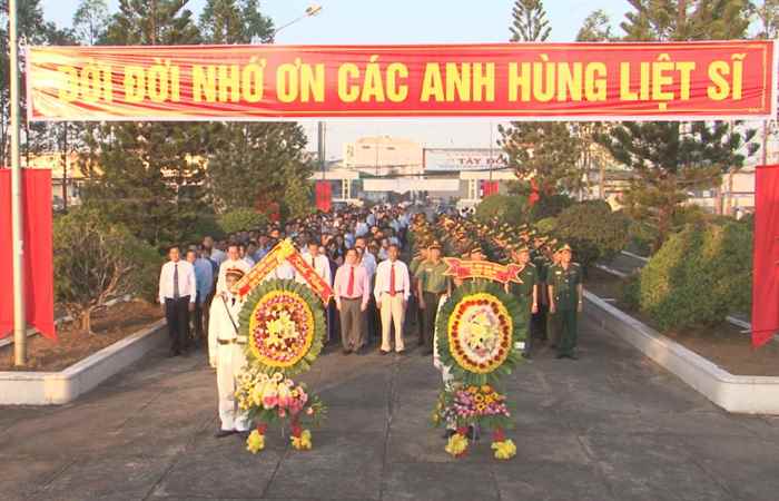 Sóc Trăng long trọng tổ chức viếng Nghĩa Trang Liệt sĩ