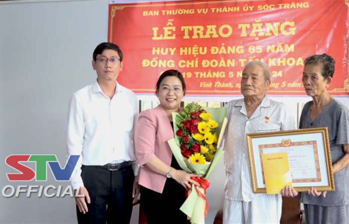 Sóc Trăng: Thường trực Tỉnh uỷ trao Huy hiệu 65 tuổi Đảng cho đảng viên cao niên