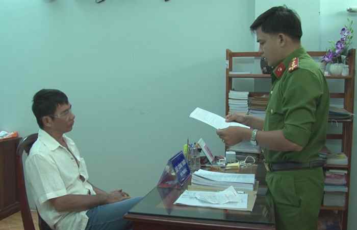 Sóc Trăng: Tống đạt 02 Quyết định của UBND tỉnh xử phạt vi phạm hành chính hành vi buôn bán thuốc lá điếu nhập lậu