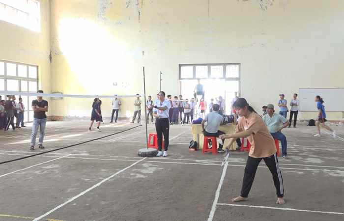 Sôi nổi giải cầu lông và cầu đá huyện Mỹ Xuyên