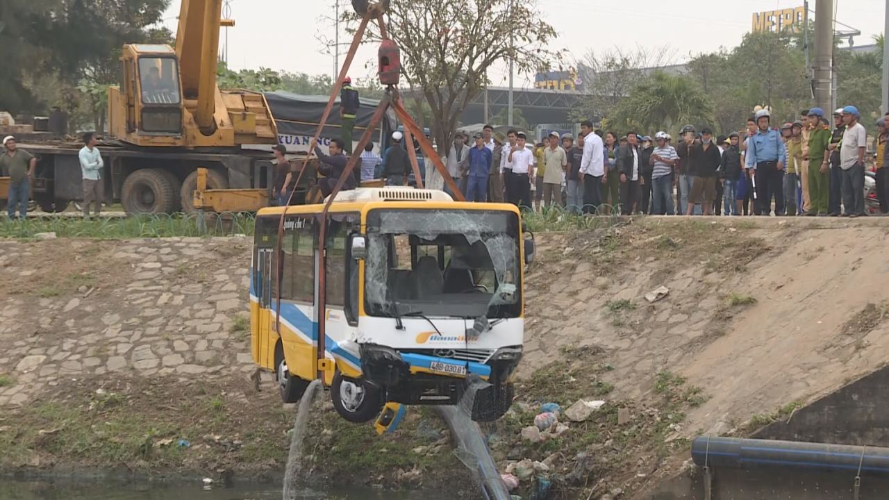 Đà Nẵng: xe tải tông xe buýt rơi xuống kênh