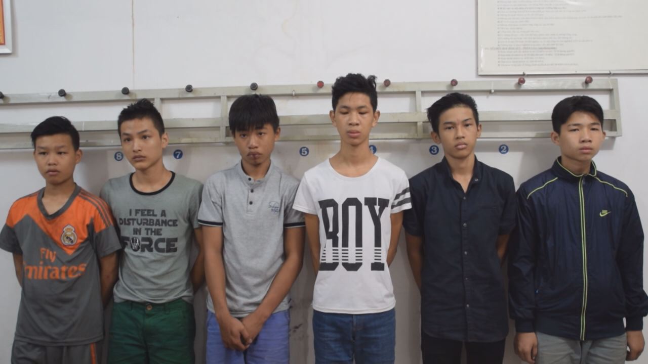 Bắt nhóm côn đồ tuổi teen truy sát giữa phố
