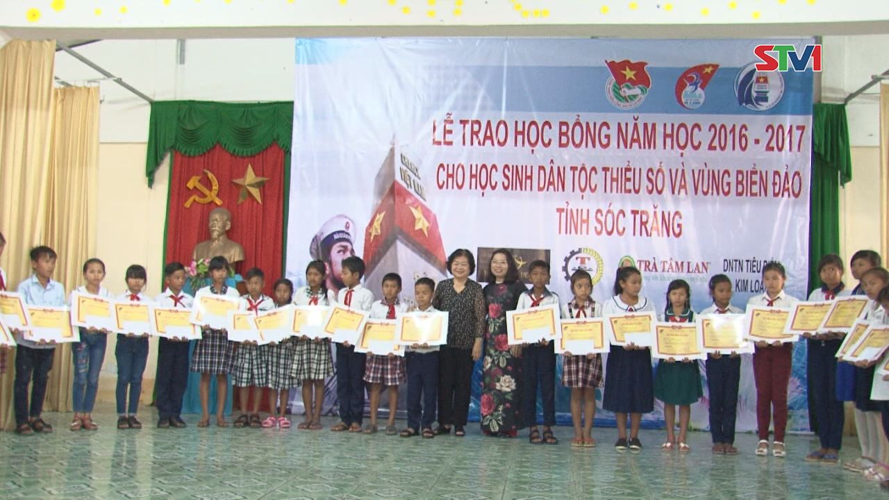 Lễ trao học bổng Vừ A Dính và học bổng Câu lạc bộ “Vì Hoàng Sa- Trường Sa thân yêu”