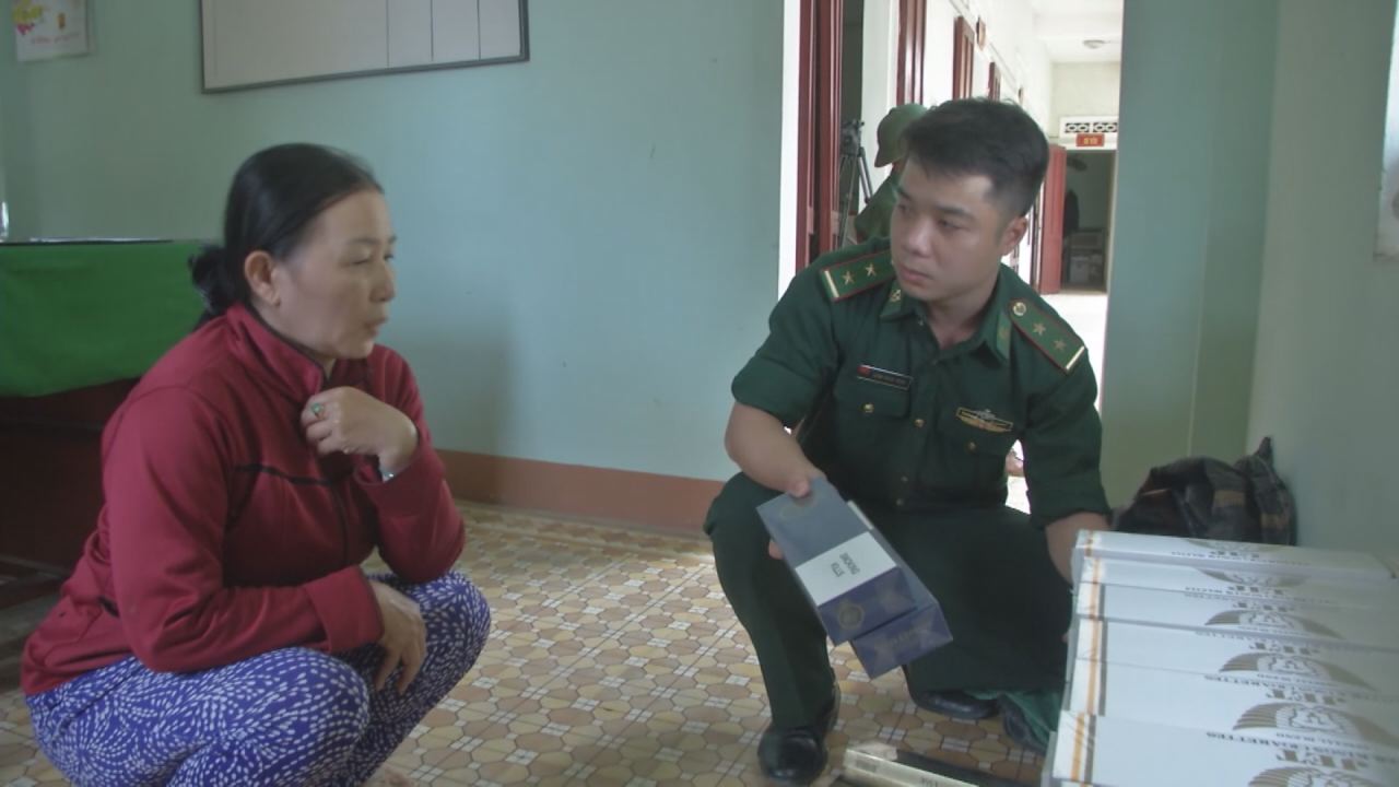 Quảng Ngãi: Bắt đối tượng vận chuyển thuốc lá lậu