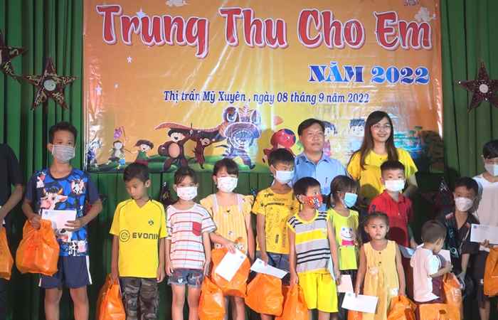 Mỹ Xuyên: Tặng 400 phần quà Trung thu cho trẻ em
