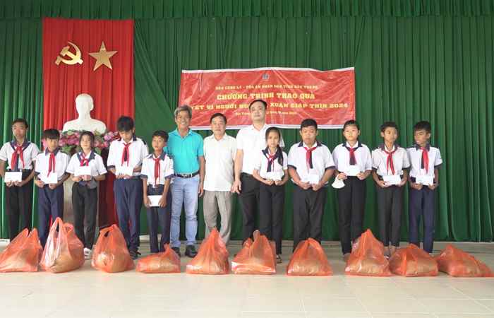 Tặng 50 phần quà cho học sinh nghèo có hoàn cảnh khó khăn tại xã Lịch Hội Thượng