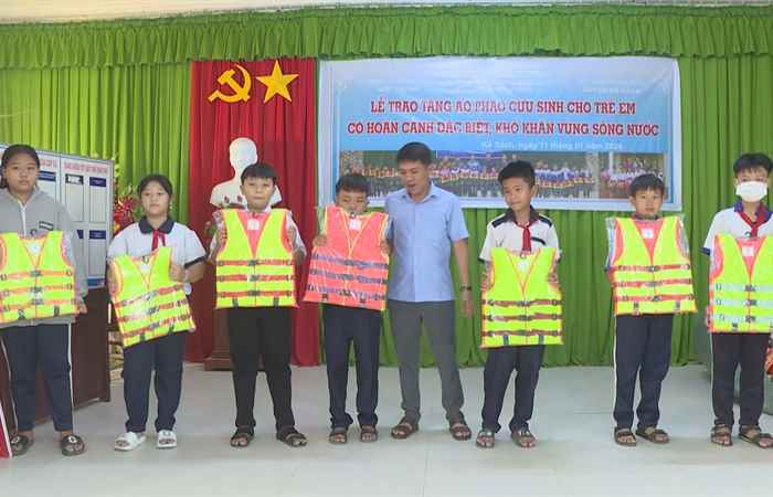 Kế Sách: Tặng 500 áo phao cứu sinh cho hoc sinh nghèo các xã ven Sông Hậu