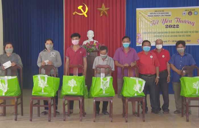 Hội Chữ Thập đỏ Sóc Trăng tặng 500 phần quà Tết cho người nghèo huyện Cù Lao Dung