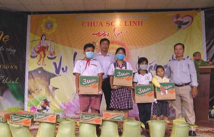 Tặng 700 phần quà tại chùa Sơn Linh xã Hồ Đắc Kiện, huyện Châu Thành 
